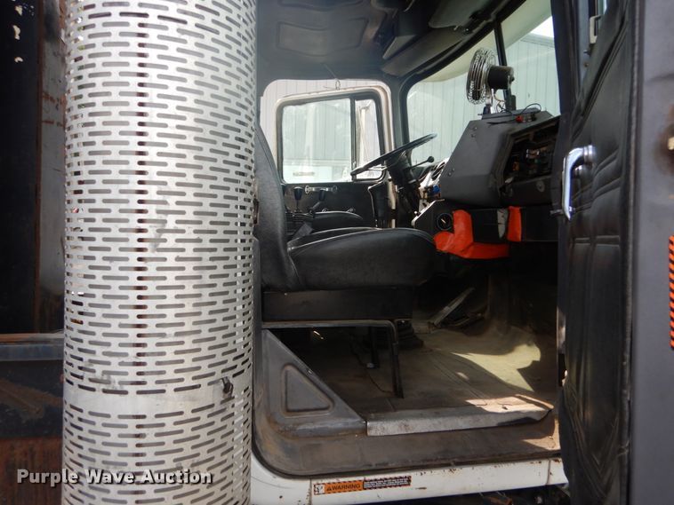 image for item IT9211 2000 Mack RD688S  roll-off container truck