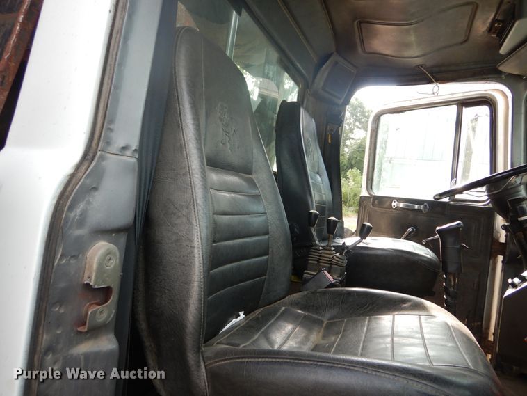 image for item IT9211 2000 Mack RD688S  roll-off container truck