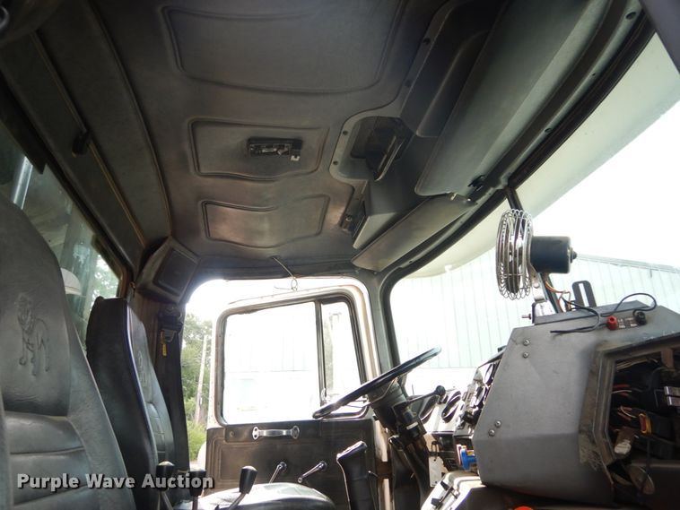 image for item IT9211 2000 Mack RD688S  roll-off container truck