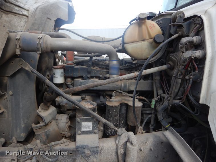 image for item IT9211 2000 Mack RD688S  roll-off container truck