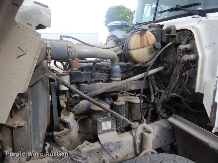 image for item IT9211 2000 Mack RD688S  roll-off container truck