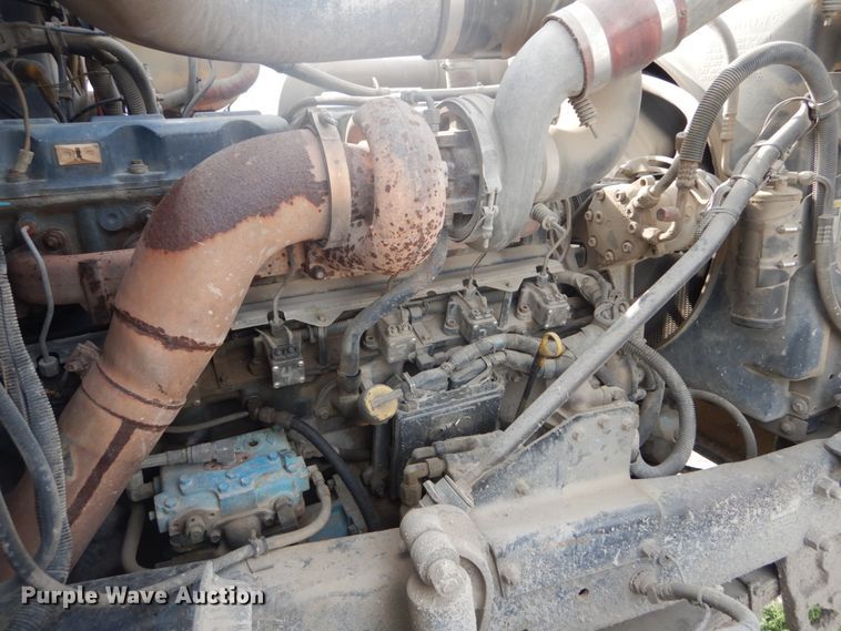 image for item IT9211 2000 Mack RD688S  roll-off container truck