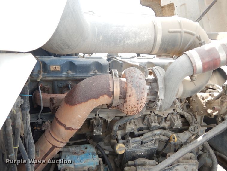 image for item IT9211 2000 Mack RD688S  roll-off container truck