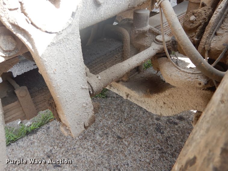 image for item IT9211 2000 Mack RD688S  roll-off container truck