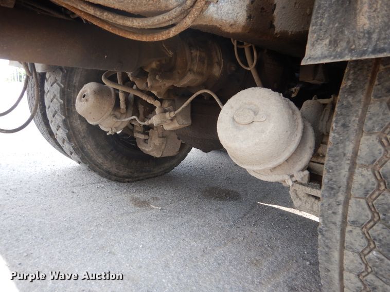 image for item IT9211 2000 Mack RD688S  roll-off container truck