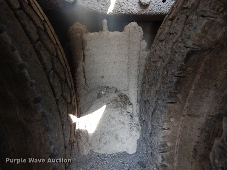 image for item IT9211 2000 Mack RD688S  roll-off container truck