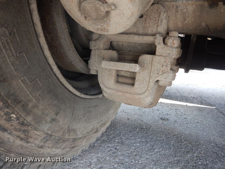 image for item IT9211 2000 Mack RD688S  roll-off container truck