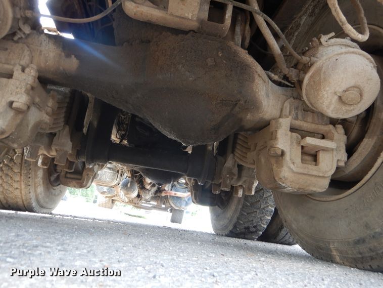 image for item IT9211 2000 Mack RD688S  roll-off container truck