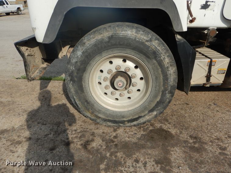 image for item IT9211 2000 Mack RD688S  roll-off container truck