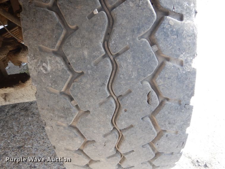 image for item IT9211 2000 Mack RD688S  roll-off container truck