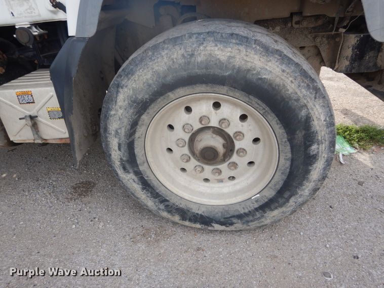 image for item IT9211 2000 Mack RD688S  roll-off container truck