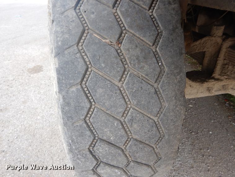 image for item IT9211 2000 Mack RD688S  roll-off container truck