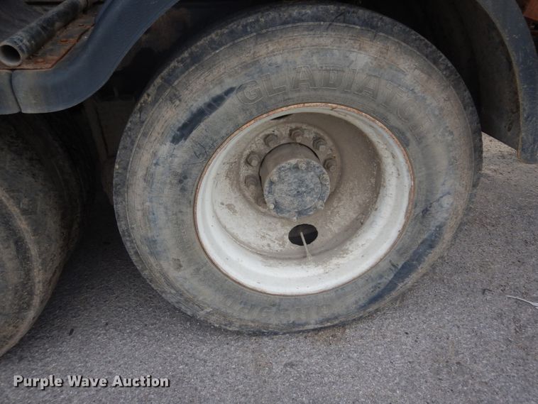 image for item IT9211 2000 Mack RD688S  roll-off container truck