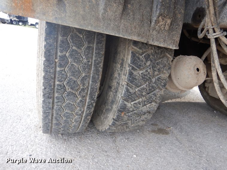 image for item IT9211 2000 Mack RD688S  roll-off container truck