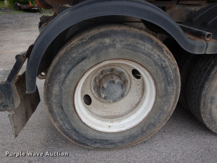 image for item IT9211 2000 Mack RD688S  roll-off container truck