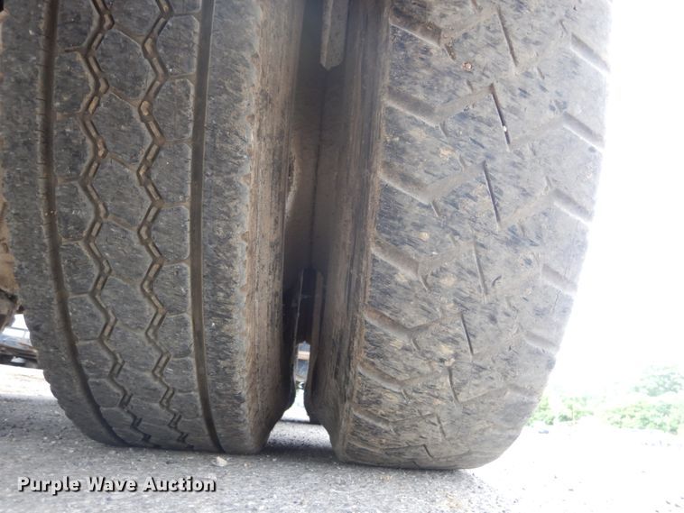 image for item IT9211 2000 Mack RD688S  roll-off container truck