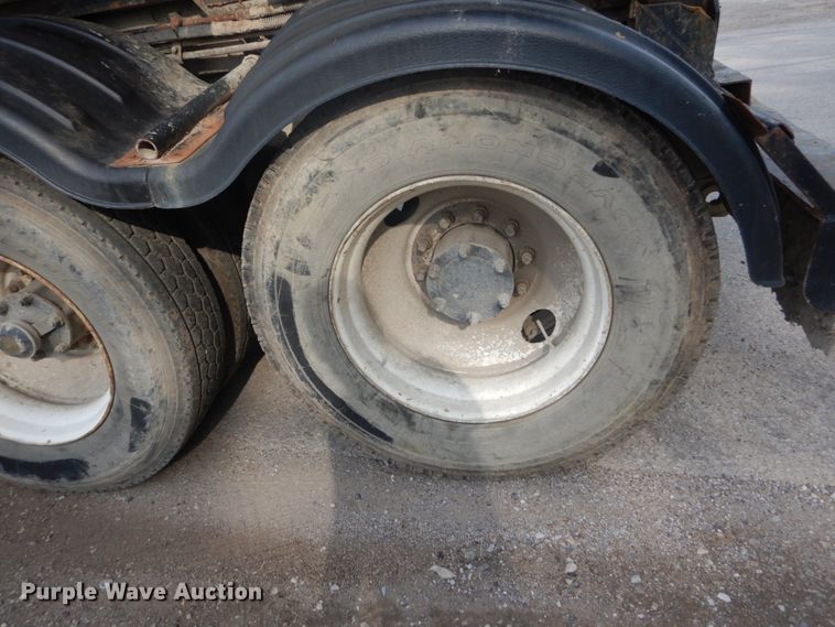 image for item IT9211 2000 Mack RD688S  roll-off container truck