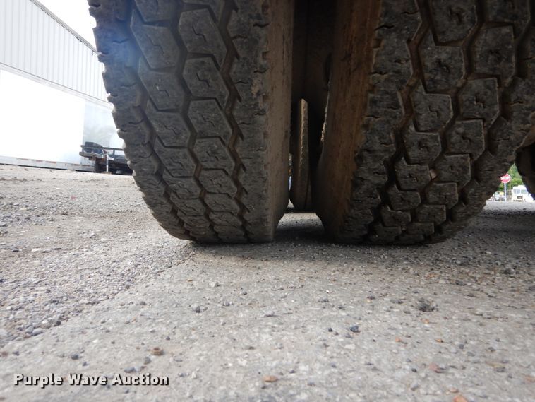 image for item IT9211 2000 Mack RD688S  roll-off container truck