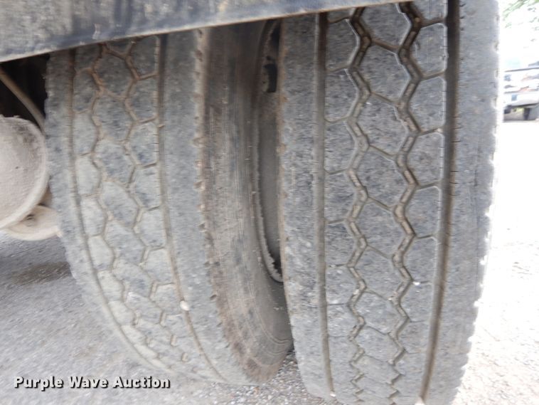 image for item IT9211 2000 Mack RD688S  roll-off container truck