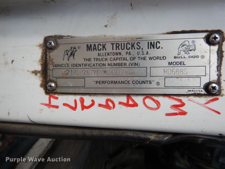 image for item IT9211 2000 Mack RD688S  roll-off container truck