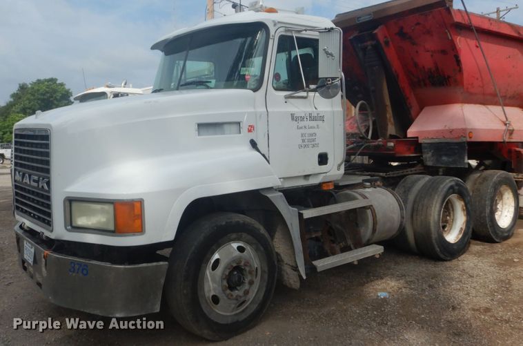 image for item IT9212 2001 Mack CH613  semi truck