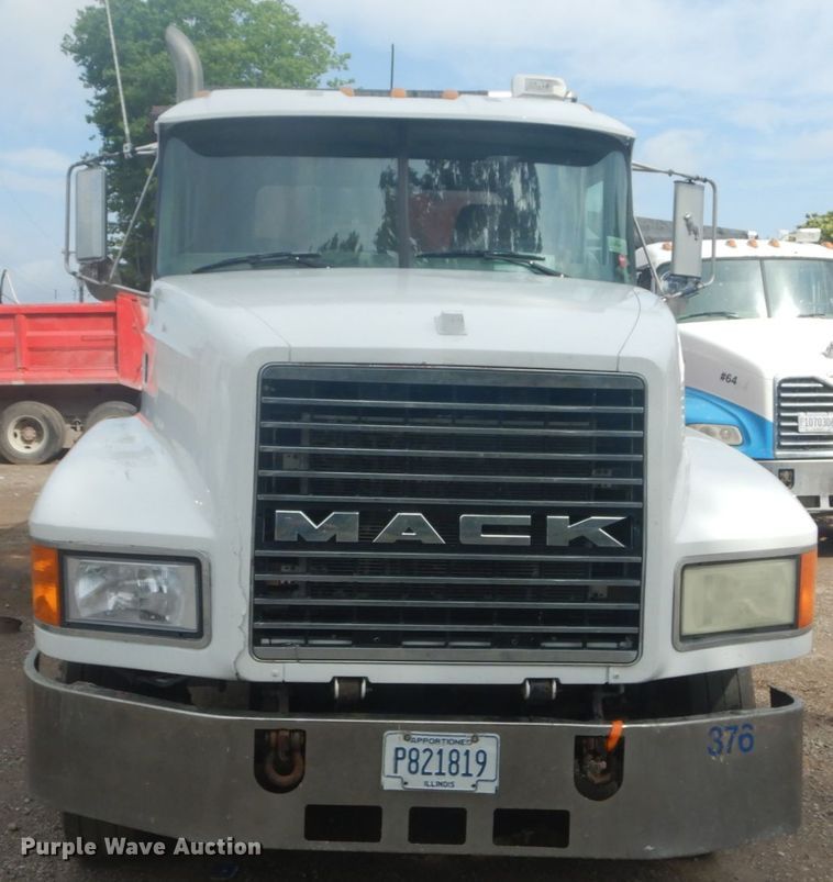 image for item IT9212 2001 Mack CH613  semi truck