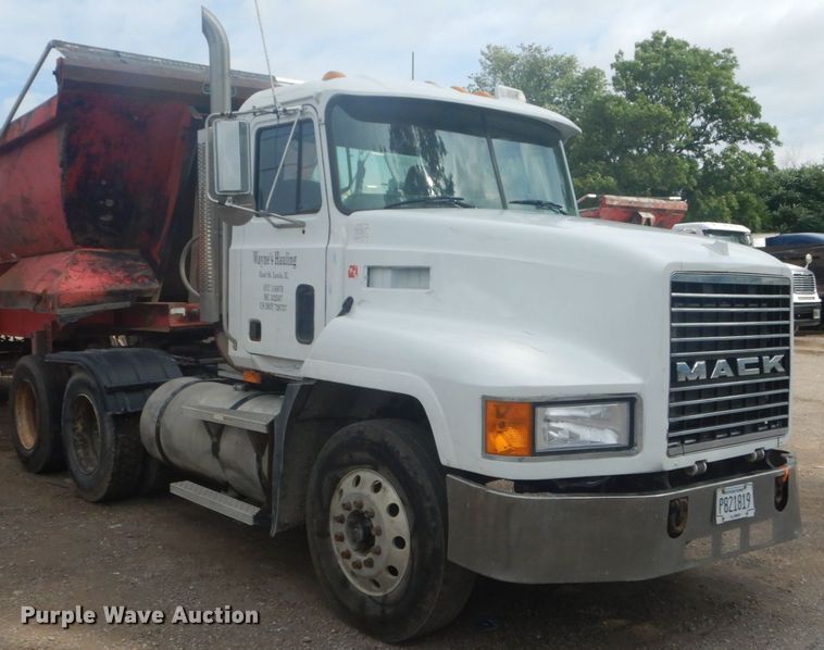 image for item IT9212 2001 Mack CH613  semi truck