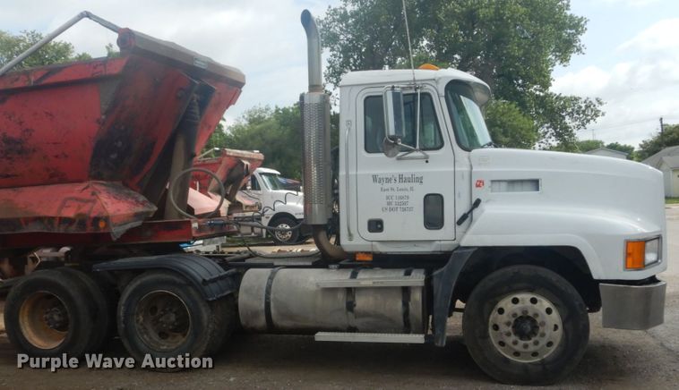 image for item IT9212 2001 Mack CH613  semi truck