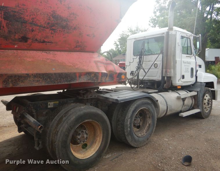 image for item IT9212 2001 Mack CH613  semi truck