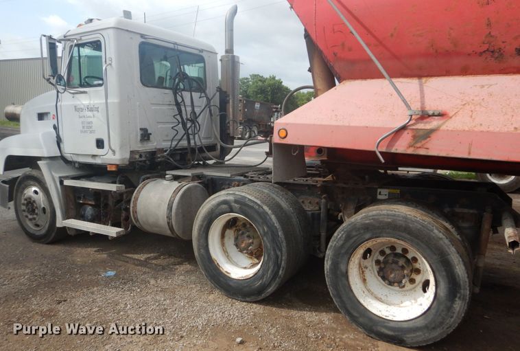 image for item IT9212 2001 Mack CH613  semi truck