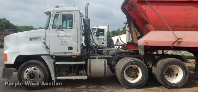 image for item IT9212 2001 Mack CH613  semi truck