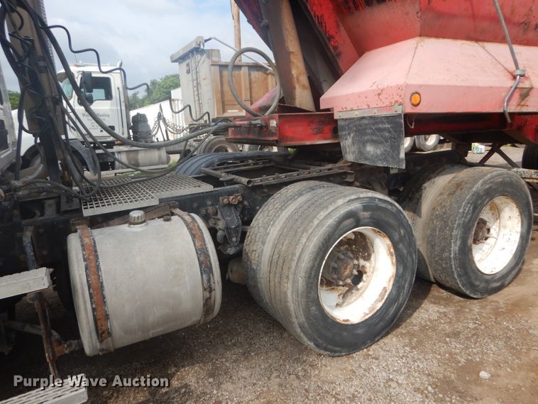 image for item IT9212 2001 Mack CH613  semi truck