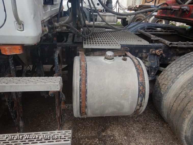 image for item IT9212 2001 Mack CH613  semi truck