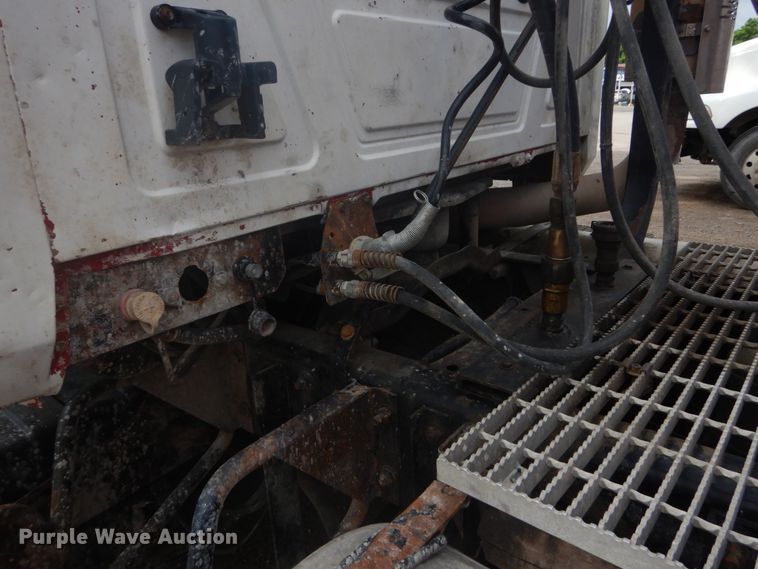 image for item IT9212 2001 Mack CH613  semi truck