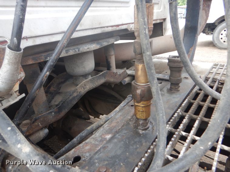 image for item IT9212 2001 Mack CH613  semi truck