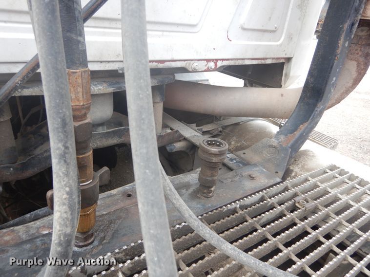 image for item IT9212 2001 Mack CH613  semi truck