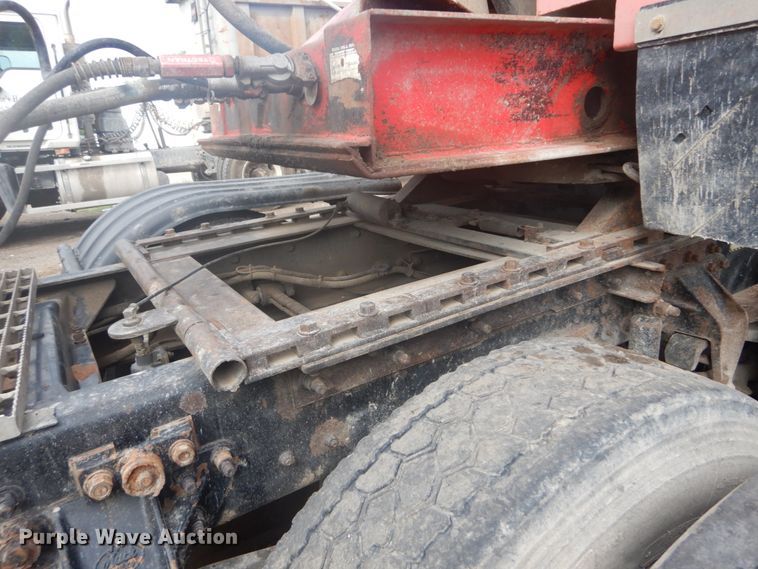 image for item IT9212 2001 Mack CH613  semi truck