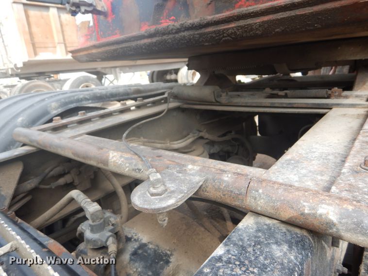 image for item IT9212 2001 Mack CH613  semi truck