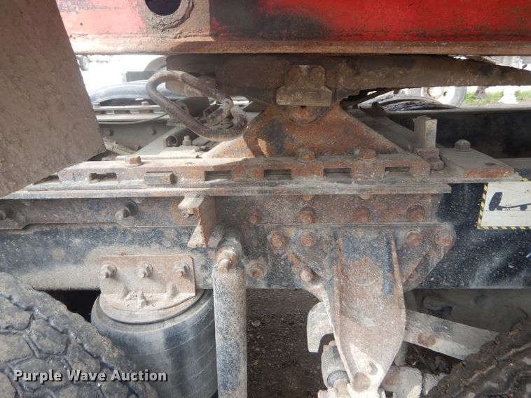 image for item IT9212 2001 Mack CH613  semi truck