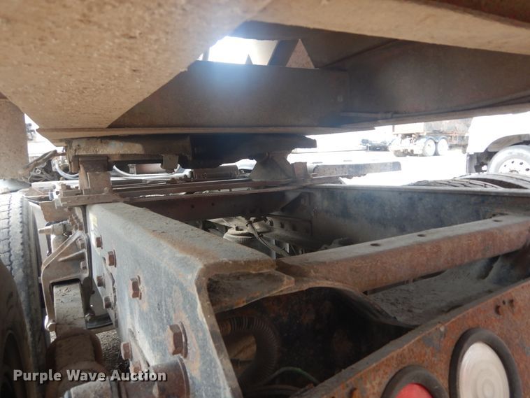 image for item IT9212 2001 Mack CH613  semi truck