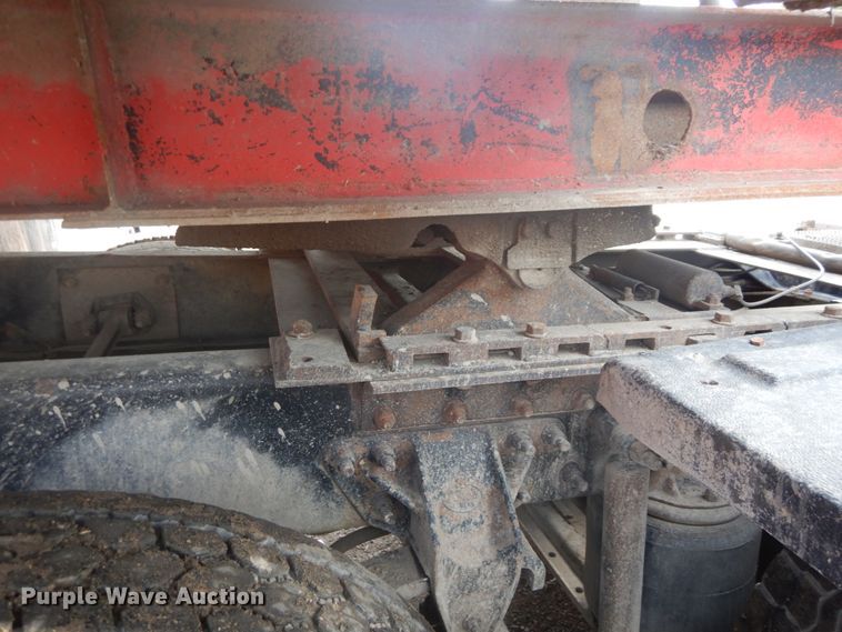 image for item IT9212 2001 Mack CH613  semi truck