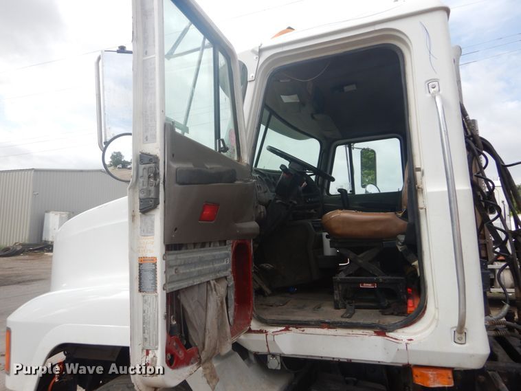 image for item IT9212 2001 Mack CH613  semi truck