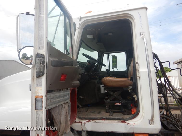 image for item IT9212 2001 Mack CH613  semi truck