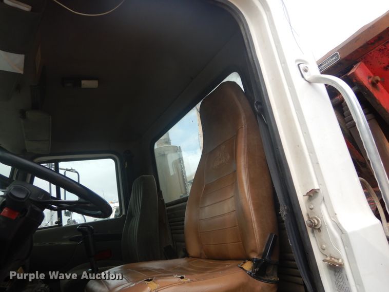 image for item IT9212 2001 Mack CH613  semi truck