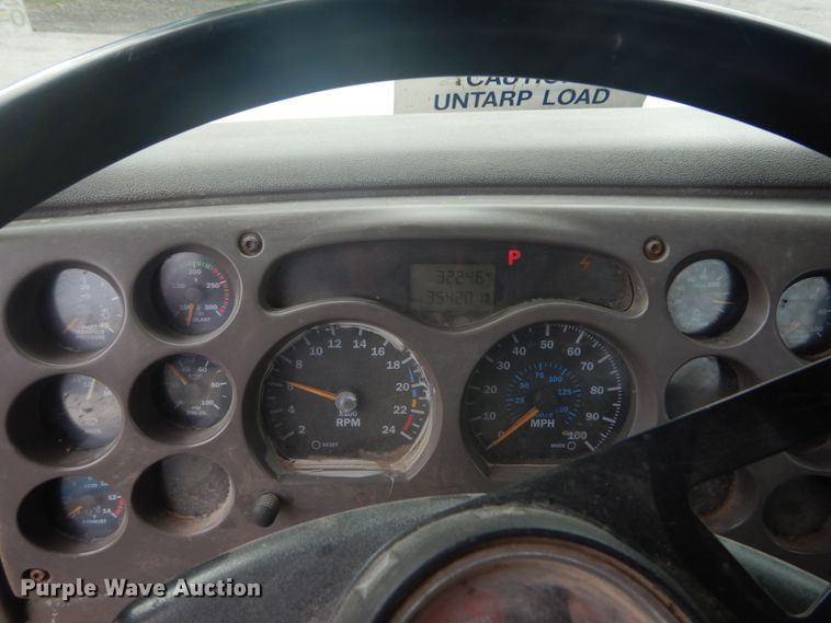 image for item IT9212 2001 Mack CH613  semi truck