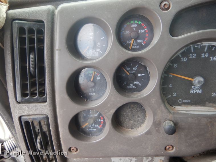 image for item IT9212 2001 Mack CH613  semi truck