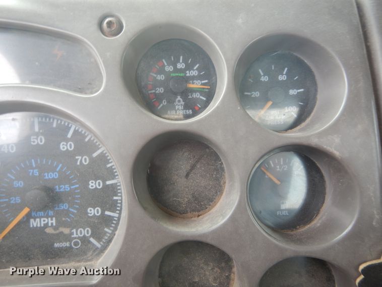 image for item IT9212 2001 Mack CH613  semi truck