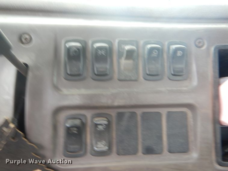 image for item IT9212 2001 Mack CH613  semi truck