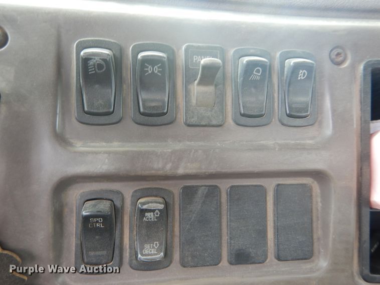 image for item IT9212 2001 Mack CH613  semi truck