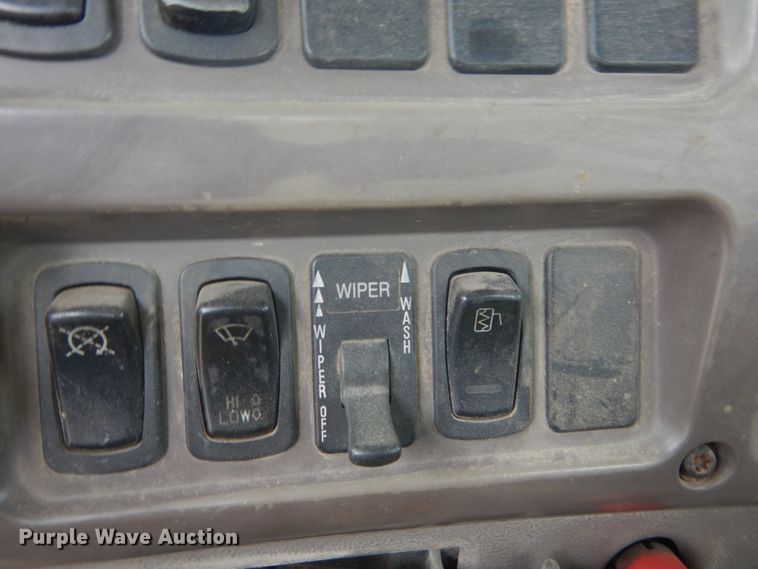 image for item IT9212 2001 Mack CH613  semi truck